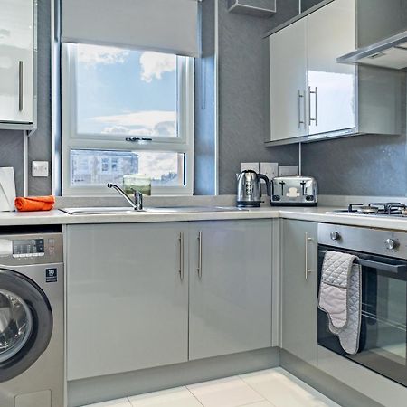 Central Serviced Apartments - 2 Bedroom - Free Street Parking - Fast Wifi - Smart Tvs In All Rooms - Ground Level - Family Neighbourhood - 3 X Double Beds - Heating 24-7 - Trade Stays - Weekly & Monthly Offers Dundee Eksteriør bilde